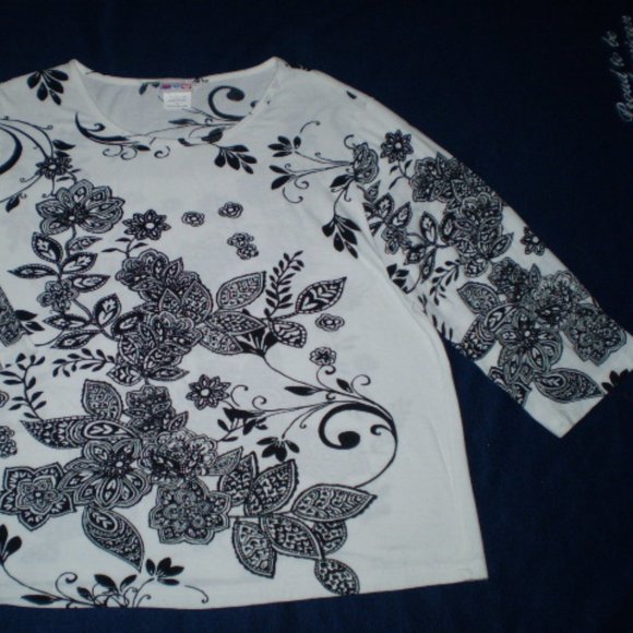SIZE: MEDIUM~WHITE/BLACK FLORAL PRINT..3/4 SLEEVE~KNIT TOP~MINT CONDITION - Picture 4 of 7